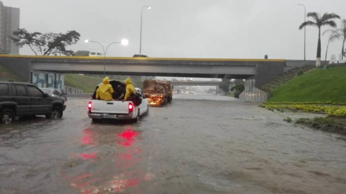 Las aguas complicaron el tránsito vehicular