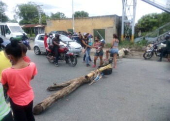 Las familias obstaculizaron el paso con troncos pidiendo la entrega de los alimentos