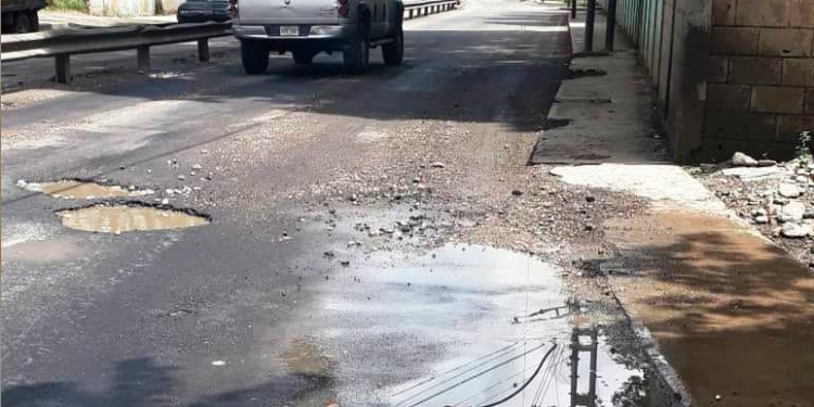 El asfalto colocado se lo llevó la lluvia; sin embargo la alcaldía aseguró que en los próximos días será reparado el daño