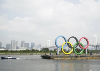Una remolcadora traslada una barcaza en la que se instaló un símbolo para los Juegos Olímpicos y Paralímpicos de 2020, y que estaba colocada en la bahía de Tokio