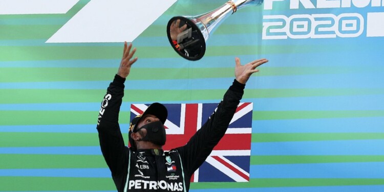 El británico superó la marca de podios alcanzada por el alemán Michael Schumacher