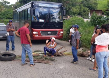 Con troncos y cauchos los vecinos obstaculizaron el paso  