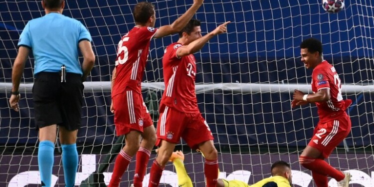 Serge Gnabry (D) celebra con Thomas Mueller (I) y Robert Lewandowski tras anotar en la victoria del Bayern este miércoles ante el Lyon