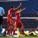 Serge Gnabry (D) celebra con Thomas Mueller (I) y Robert Lewandowski tras anotar en la victoria del Bayern este miércoles ante el Lyon