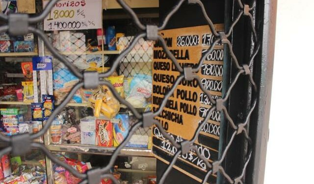 Vista de un letrero con precios de alimentos en pesos colombianos, el pasado viernes 14 de agosto de 2020 en la ciudad de San Cristóbal