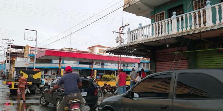 En la bomba Romano, en el centro de Ocumare, hay cola desde hace cuatro días