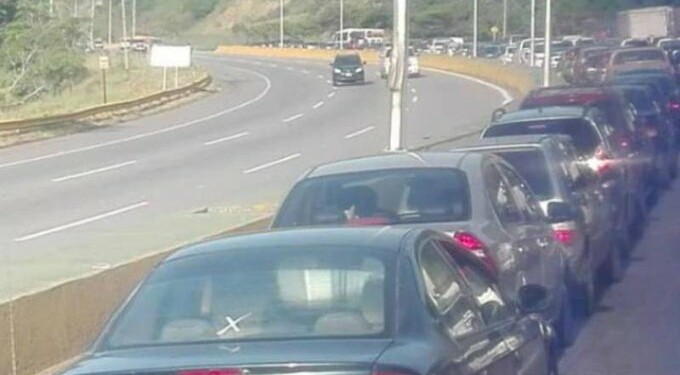 Un gran congestionamiento vial para subir ayer a Caracas