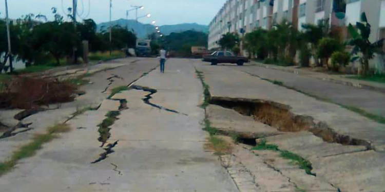 La fotografía es elocuente: la vialidad está agrietada y a tres metros de los edificios