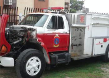 El vehículo bomberil presenta falla en la caja del motor