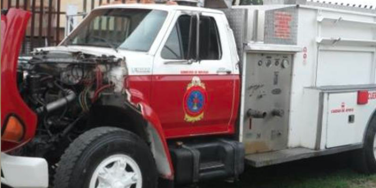 El vehículo bomberil presenta falla en la caja del motor