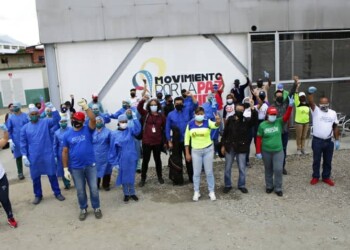 Las personas celebraron que vencieron al virus