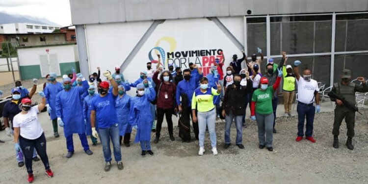 Las personas celebraron que vencieron al virus