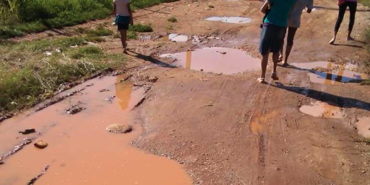 Cada vez que llueve las calles de Visita Alegre en La Cabrera de Ocumare se convierte en un lodazal 
IVAN PEREZ