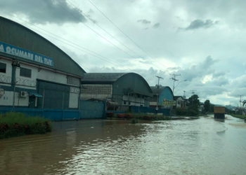 Cada vez que llueve las aguas se empozan en la zona industrial Pampero