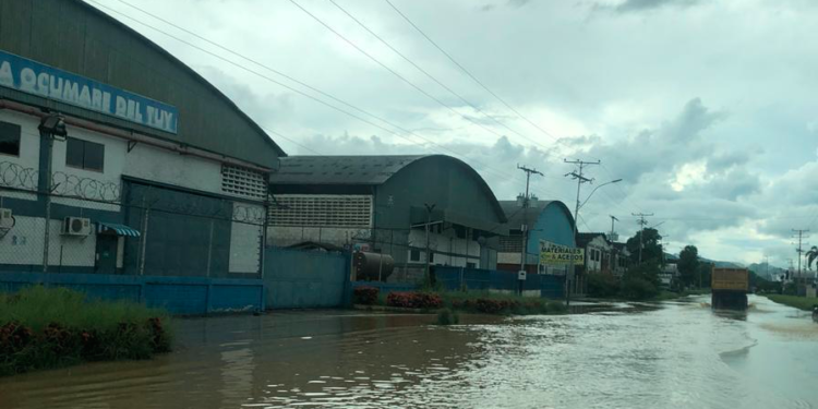 Cada vez que llueve las aguas se empozan en la zona industrial Pampero