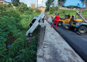 Así fue sacado del precipicio el carro donde viajaba el cura de la parroquia eclesiástica