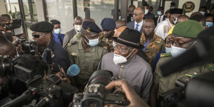 El ex presidente de Nigeria Goodluck Jonathan (centro) habla a la prensa en el aeropuerto de Bamako en Mali, como parte de su misión de diálogo
