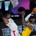 LeBron James (23), de los Lakers de Los Ángeles, dispara al aro frente a Rondae Hollis-Jefferson (4) de los Raptors de Toronto