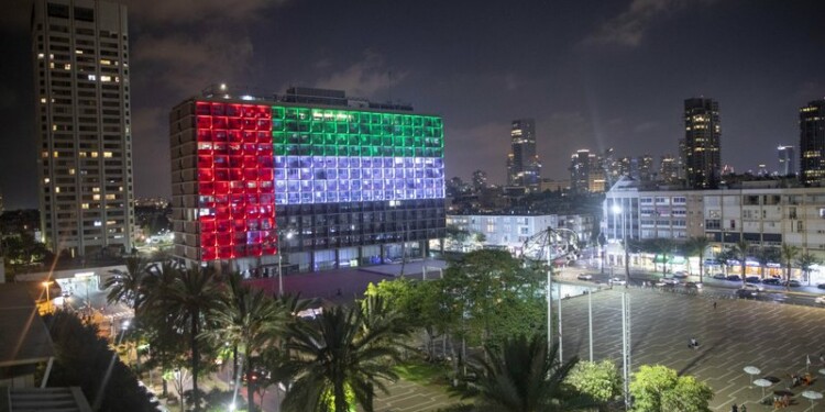 El Ayuntamiento de Tel Aviv se iluminó con la bandera de Emiratos Árabes Unidos, después de que Israel y EAU establecieran lazos diplomáticos plenos