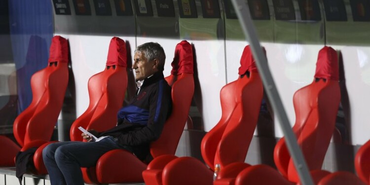 El técnico Quique Setién, del club Barcelona, permanece en la banca del equipo antes del inicio del segundo tiempo del partido por los cuartos de final de la Liga de Campeones ante el Bayern Munich