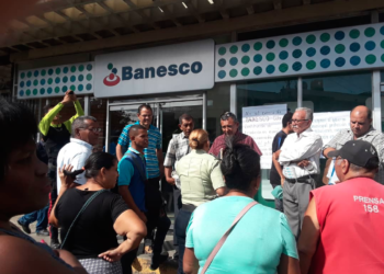 Los pensionados han realizado varias protestas frente a la sede bancaria