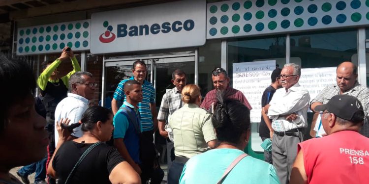 Los pensionados han realizado varias protestas frente a la sede bancaria