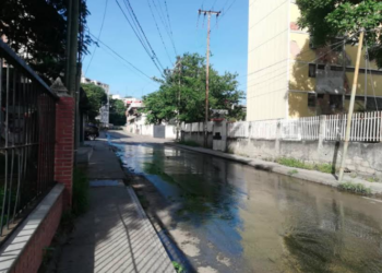 Las aguas negras corren libremente desde hace más de un mes por este tramo del sector 2 de Trapichito