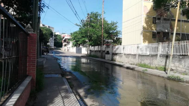 Las aguas negras corren libremente desde hace más de un mes por este tramo del sector 2 de Trapichito