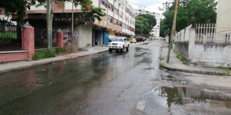 Las aguas negras llevan más de un mes en recorrido en los alrededores del cc. Nueva Guarenas y en el parque Trapichito