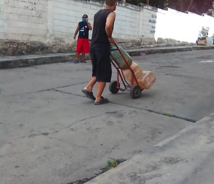 Vecinos de Barrio Ajuro en Guatire deben salir a buscar agua a otros sectores para sobrevivir, afirman