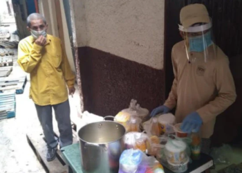 Desde que inició el bote de agua sucia, uno de los representantes del comedor se encarga de repartir por el barrio todas las comidas para evitar que los niños vayan al callejón y tengan que pisar la suciedad
FOTO GÉNESIS CARRERO SOTO/EL PITAZO