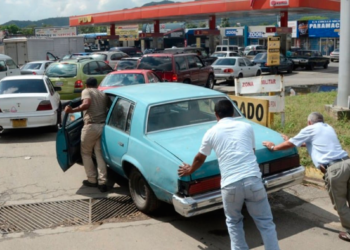 Los venezolanos enfrentan de nuevo las largas filas para surtir gasolina tras dos meses de haber recibido los 5 tanqueros que envió Irán con al menos 1.500.000 barriles de combustible