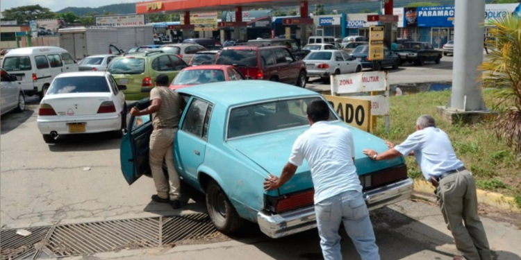 Los venezolanos enfrentan de nuevo las largas filas para surtir gasolina tras dos meses de haber recibido los 5 tanqueros que envió Irán con al menos 1.500.000 barriles de combustible