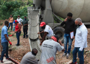 Luis Carlos Figueroa, alcalde de Guarenas, junto a su equipo, se mantienen en supervisión constante de los trabajos de canalización
CORTESIA / PRENSA AMP