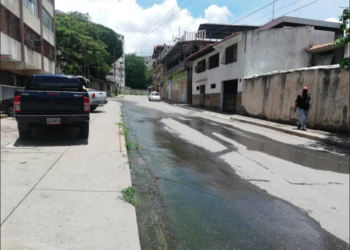 El agua pestilente comienza a ampliarse al circular frente al centro comercial Nueva Guarenas, hasta pasar la sede de Tránsito Terrestre (PNB) y la entrada del Parque Trapichito.