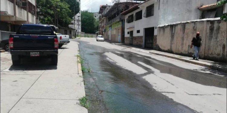 El agua pestilente comienza a ampliarse al circular frente al centro comercial Nueva Guarenas, hasta pasar la sede de Tránsito Terrestre (PNB) y la entrada del Parque Trapichito.