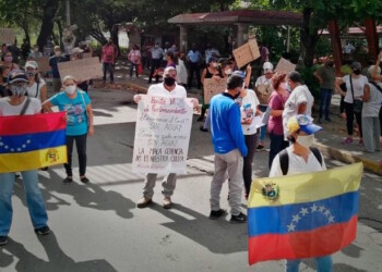 Vecinos de diversas partes de Guarenas protestaron en la avenida Intercomunal