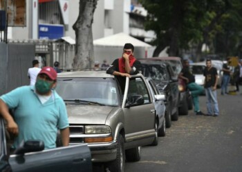 Las colas para echar gasolina volvieron a aparecer el fin de semana en Caracas