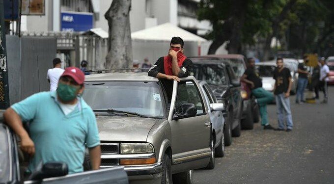 Las colas para echar gasolina volvieron a aparecer el fin de semana en Caracas