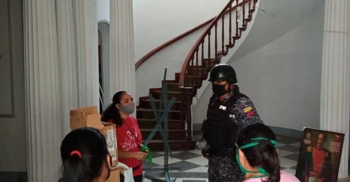 Los funcionarios de la Policía Nacional Bolivariana (PNB) dentro de las instalaciones de la quinta