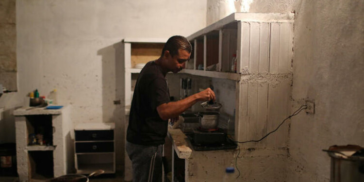 Juan Meza prepara café en un casa en Güigüe antes de salir a buscar el sustento de su familia