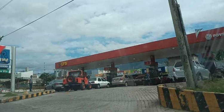 La E/S Izcalago ubicada a la altura de El Cercado que surte gasolina a precio internacional se encontraba con poca presencia vehicular
BRYAN CÁRDENAS