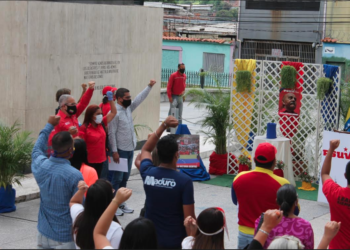 El alcalde Luis Carlos Figueroa y el presidente municipal Claudio Pineda, encabezaron el acto en honor a la memoria del diputado y constituyente Darío Vivas
CORTESIA / PRENSA AMP