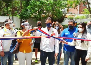 El alcalde de El Hatillo y su equipo de gobierno durante la inauguración del espacio deportivo