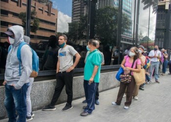 Pablo Zambrano, secretario ejecutivo de la Federación Nacional de los Trabajadores de la Salud (Fetrasalud), denunció que el actual sueldo es de 1,2 dólares, que solo alcanza para comprar harina de maíz precocida  Un grupo de trabajadores de la salud expresó su descontento y alertó sobre la vulnerabilidad a la que están expuestos por la pandemia del coronavirus en los centros hospitalarios.
En declaraciones a La Voz de América, Pablo Zambrano, secretario ejecutivo de la Federación Nacional de los Trabajadores de la Salud (Fetrasalud), expresó su preocupación porque muchos “están entregando sus vidas y vienen a los hospitales para defender a los pacientes, son totalmente vulnerables”, expresó.
Desde la maternidad Concepción Palacios, en Caracas, manifestaron su pesar por el fallecimiento del dirigente sindical Valentín López, quien murió por el covid-19.
“Un hombre que dio su vida en la lucha y defensa de los trabajadores y los pacientes. Nada estaba por encima de Valentín que sus luchas por el salario y contratación colectiva, siempre levantaba las banderas de los trabajadores”, expresó Zambrano.
Según la base de datos del portal Efecto Cocuyo en torno al personal sanitario del país, hasta la fecha han fallecido por covid-19 un total de 79 trabajadores, en su mayoría médicos y enfermeras, desde el pasado 16 de junio.
Pero agosto ha sido el mes con más decesos. Hasta el pasado martes, 25 de agosto, habían fallecido 44 trabajadores de la salud tras contraer el nuevo coronavirus. “Son médicos, enfermeras, obreros, trabajadores que están entregando sus vidas y vienen a hospitales sin importar riesgos y dan su vida por defender a los pacientes, son totalmente vulnerables”, reiteró Zambrano.  Ajuste salarial
Aprovechó para solicitar un aumento general de sueldos y salarios para todos los trabajadores del país. El dirigente denunció que el actual sueldo es de 1,2 dólares, que solo alcanza para comprar harina de maíz precocida. “Con esta pandemia, en Venezuela no has encerrado, no puede ser que nos vengan con esa fantasía de darnos un pírrico ajuste como el del 1º de mayo, que lo elevaron de 250 mil a 400 mil bolívares… Queremos una reivindicación que tenga relación directa con el dólar. En una economía dolarizada no se le puede pagar a los trabajadores con bolívares devaluados”, sostuvo.
Llamó a la presidencia, la Asamblea Nacional y al resto de los poderes públicos a aplicar medidas de austeridad, porque es la clase trabajadora la que se sacrifica ante la falta de gasolina, transporte y dinero en efectivo. “Nosotros hemos sido bien responsables, porque los trabajadores sanitarios están arriesgando sus vidas con mucha responsabilidad. Fabricamos tapabocas porque no nos dan los tapabocas, hacemos ‘vacas’ para comprarnos la indumentaria. Es un sacrificio que se hace, nos están obligando a que tengamos que llamar a un conflicto nacional, pero no queremos eso”.
Ronny Rodríguez Rosas | Efecto Cocuyo