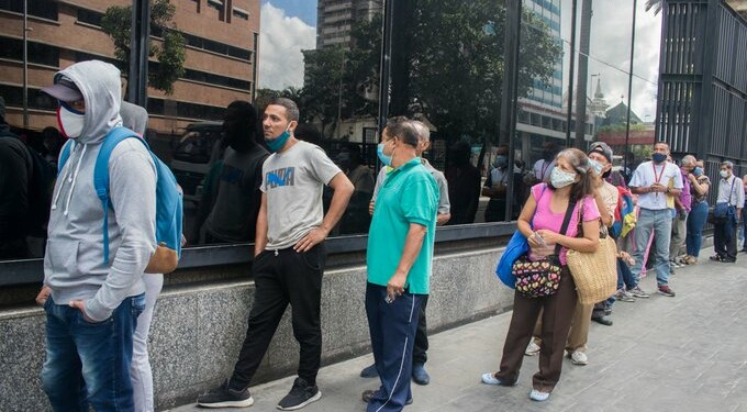 Pablo Zambrano, secretario ejecutivo de la Federación Nacional de los Trabajadores de la Salud (Fetrasalud), denunció que el actual sueldo es de 1,2 dólares, que solo alcanza para comprar harina de maíz precocida  Un grupo de trabajadores de la salud expresó su descontento y alertó sobre la vulnerabilidad a la que están expuestos por la pandemia del coronavirus en los centros hospitalarios.
En declaraciones a La Voz de América, Pablo Zambrano, secretario ejecutivo de la Federación Nacional de los Trabajadores de la Salud (Fetrasalud), expresó su preocupación porque muchos “están entregando sus vidas y vienen a los hospitales para defender a los pacientes, son totalmente vulnerables”, expresó.
Desde la maternidad Concepción Palacios, en Caracas, manifestaron su pesar por el fallecimiento del dirigente sindical Valentín López, quien murió por el covid-19.
“Un hombre que dio su vida en la lucha y defensa de los trabajadores y los pacientes. Nada estaba por encima de Valentín que sus luchas por el salario y contratación colectiva, siempre levantaba las banderas de los trabajadores”, expresó Zambrano.
Según la base de datos del portal Efecto Cocuyo en torno al personal sanitario del país, hasta la fecha han fallecido por covid-19 un total de 79 trabajadores, en su mayoría médicos y enfermeras, desde el pasado 16 de junio.
Pero agosto ha sido el mes con más decesos. Hasta el pasado martes, 25 de agosto, habían fallecido 44 trabajadores de la salud tras contraer el nuevo coronavirus. “Son médicos, enfermeras, obreros, trabajadores que están entregando sus vidas y vienen a hospitales sin importar riesgos y dan su vida por defender a los pacientes, son totalmente vulnerables”, reiteró Zambrano.  Ajuste salarial
Aprovechó para solicitar un aumento general de sueldos y salarios para todos los trabajadores del país. El dirigente denunció que el actual sueldo es de 1,2 dólares, que solo alcanza para comprar harina de maíz precocida. “Con esta pandemia, en Venezuela no has encerrado, no puede ser que nos vengan con esa fantasía de darnos un pírrico ajuste como el del 1º de mayo, que lo elevaron de 250 mil a 400 mil bolívares… Queremos una reivindicación que tenga relación directa con el dólar. En una economía dolarizada no se le puede pagar a los trabajadores con bolívares devaluados”, sostuvo.
Llamó a la presidencia, la Asamblea Nacional y al resto de los poderes públicos a aplicar medidas de austeridad, porque es la clase trabajadora la que se sacrifica ante la falta de gasolina, transporte y dinero en efectivo. “Nosotros hemos sido bien responsables, porque los trabajadores sanitarios están arriesgando sus vidas con mucha responsabilidad. Fabricamos tapabocas porque no nos dan los tapabocas, hacemos ‘vacas’ para comprarnos la indumentaria. Es un sacrificio que se hace, nos están obligando a que tengamos que llamar a un conflicto nacional, pero no queremos eso”.
Ronny Rodríguez Rosas | Efecto Cocuyo