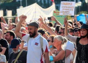 Los participantes contra la mascarilla habían sido convocado en los días previos por las redes sociales