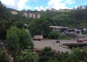 Este sábado se desbordó el río dejando alrededor de 5 casas anegadas e incomunicadas a la parroquia San Pedro de Los Altos y la urbanización El Paso 