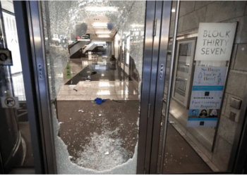 Muchos de los comercios saqueados recién habían reabierto, tras estar cerrados por las protestas suscitadas a raíz de la muerte de George Floyd, un hombre negro, el 25 de mayo en Minneapolis tras ser detenido por policías.