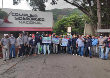 Los trabajadores del Complejo Siderúrgico Nacional, en la Zona Industrial Santa Cruz, en Guarenas, insisten ante las autoridades, por la reivindicación de sus derechos 
CORTESIA